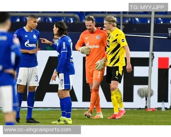 多特高层与球员赛后安慰小贝林厄姆因解围失误致拜仁进球